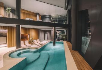 Elite Hotel & Spa has rooms with a private hot tub