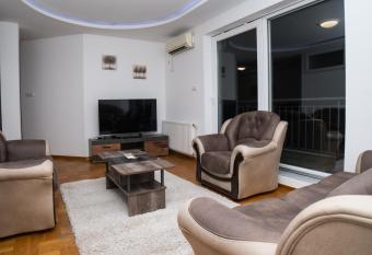 Lux stan u centru Vrbasa has rooms with a private hot tub