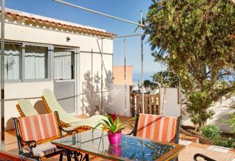 Villa Elsa has Balcony rooms