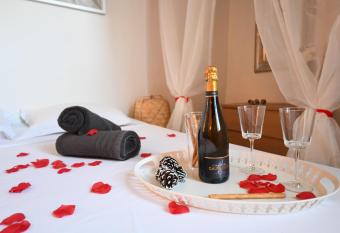 Superbe Appart Cosy& Romantique centre ville avec Netflix allows 18 year olds to book a room