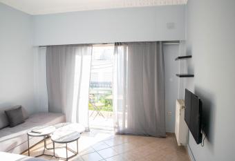 Nikea apartment near Piraeus port and metro st II allows 18 year olds to book a room