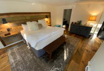 Farm Road Estate - Inn Room 1 has Balcony rooms