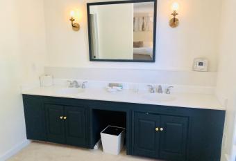 Farm Road Estate - Inn Room 6 has Balcony rooms