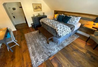 Farm Road Estate - Inn Room 9 has Balcony rooms