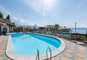 Gardasol Romantic 2 Vista Lago has Balcony rooms