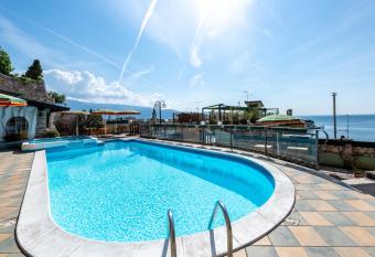 Gardasol Romantic 1 Vista Lago has Balcony rooms