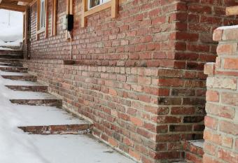 Casuta Azughia allows 18 year olds to book a room