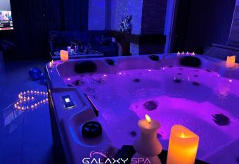 GALAXY SPA - Suite Neptune Jacuzzi et Sauna Privatif has rooms with a private hot tub