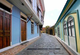 Ecusuites HighestView-PentHouse Riverfront Wyndham Airport has rooms with a private hot tub