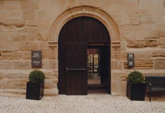 Santa Mar  a Briones allows 18 year olds to book a room