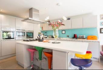 6 bedrooms beautiful home 3 bathrooms, quiet location with garden near Legoland Windsor Heathrow has Balcony rooms