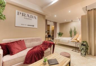 Suite Wood Love & SPA - 4P - Proche Disney has rooms with a private hot tub