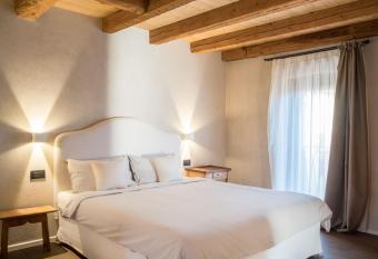 Borgo San Verolo B&B has Balcony rooms