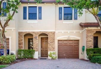 Unique 3BR 3BA Home Upscale Community Great Location in Miami has Balcony rooms