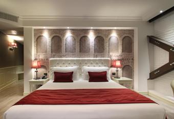 Hotel Giberti & Spa has rooms with a private hot tub