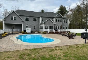 9 Bedroom Saratoga Home On 10 Acres has rooms with a private hot tub