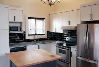 Calgary Mountain Single House close C-train has Balcony rooms