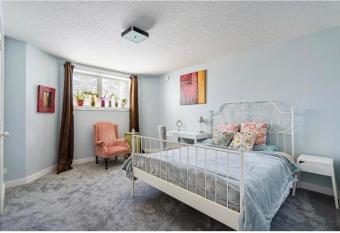 Calgary Elegant Best Garden Suite Close Everywhere has Balcony rooms