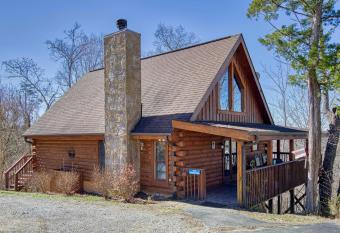 Serenity, A Rustic Log Cabin Retreat has rooms with a private hot tub