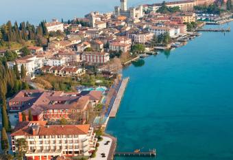 GARDASEE SIRMIONE 1 has Balcony rooms