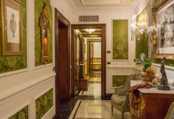 Grand Hotel Majestic gia  Baglioni has rooms with a private hot tub