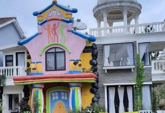 Villa Numismatik. Penginapan Unik yang Asri Alami has Balcony rooms