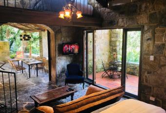 Refugio de los   ngeles allows 18 year olds to book a room