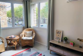 L esplanade, appartement en centre-ville au calme has Balcony rooms