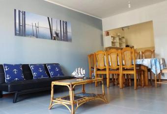 2 bedrooms appartement with sea view balcony and wifi at Flic en Flac has Balcony rooms