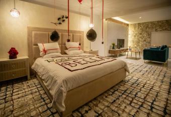 ROSA BELLA has rooms with a private hot tub