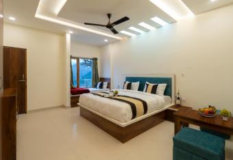 Hotel Luxmi Vilas Inn has rooms with a private hot tub