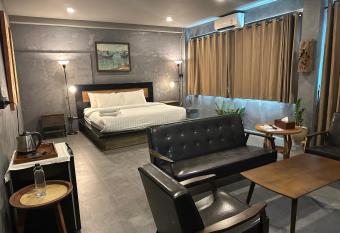 Premier Hostel Chiang Mai has rooms with a private hot tub