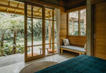 Wana Karsa Ubud Hotel has rooms with a private hot tub