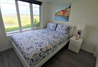 Serene 2 bedroom condo with balcony and lakeview has Balcony rooms