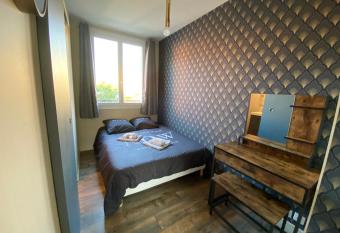 L   havrais d  tente allows 18 year olds to book a room