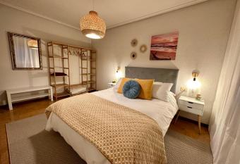 Villa Yoli, c  ntrico con plaza de garaje allows 18 year olds to book a room