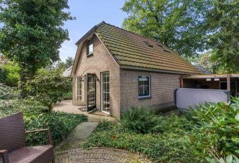 Luxe vakantiehuis in het bos met jacuzzi en sauna has rooms with a private hot tub