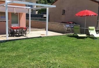 Le Coin Tranquille au pied du Puy de D  me allows 18 year olds to book a room