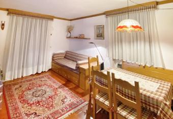 Trilocale accogliente con camino a pochi minuti da Madonna di Campiglio has Balcony rooms