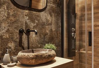 AFTER8-MATERIAL has rooms with a private hot tub