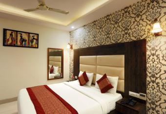 Hotel Qualia Suites at Delhi Airport has rooms with a private hot tub