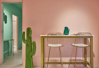 AFTER8-FLAMINGO has Balcony rooms