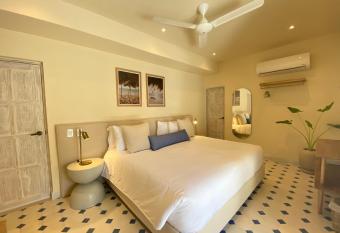 B Haus Hotel Boutique has rooms with a private hot tub