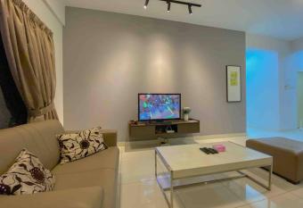 Setiawalk Puchong Penthouse 8-10Pax 4R3B has Balcony rooms