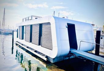 Floating Home Nr 1a has Balcony rooms