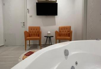 Vida Bhermon 2 suites has rooms with a private hot tub