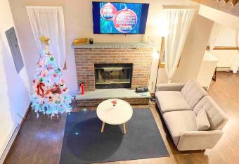 Our Cozy and Captivating habitation welcomes You has rooms with a private hot tub