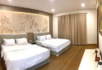 THE LUXOR 5 Bedrooms Villa Vimala Hills Pet-Friendly has rooms with a private hot tub