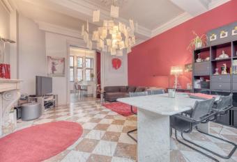 Duplex 2 chambres situ   au centre du c  ur historique de Li  ge allows 18 year olds to book a room