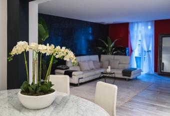 V APARTMENTS has Balcony rooms